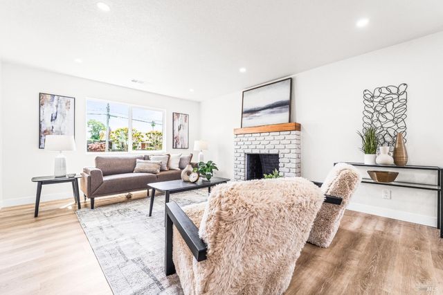 1521 Sarkesian Dr, Petaluma, CA 94954