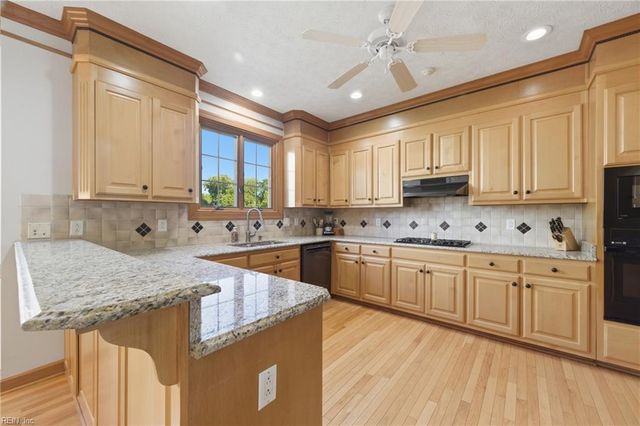 301 Blevins RN, Yorktown, VA 23693