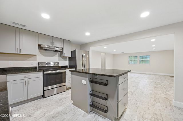 2435 S PINE ESTATES Road, Jacksonville, FL 32218