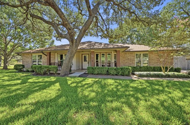 810 Pine Siskin DR, Buda, TX 78610