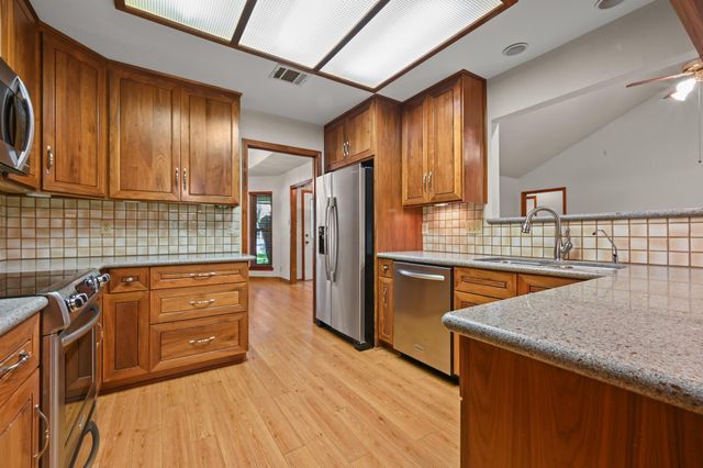 810 Pine Siskin DR, Buda, TX 78610