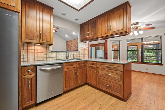 810 Pine Siskin DR, Buda, TX 78610