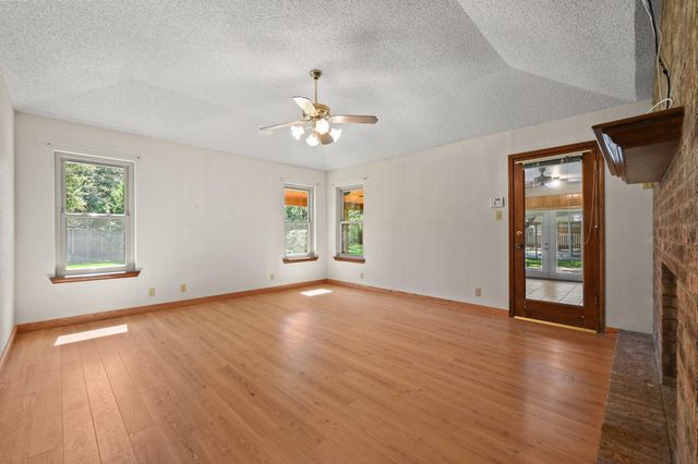810 Pine Siskin DR, Buda, TX 78610
