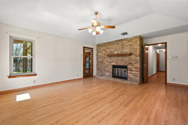 810 Pine Siskin DR, Buda, TX 78610