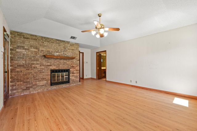 810 Pine Siskin DR, Buda, TX 78610