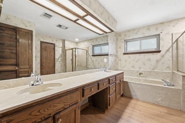 810 Pine Siskin DR, Buda, TX 78610