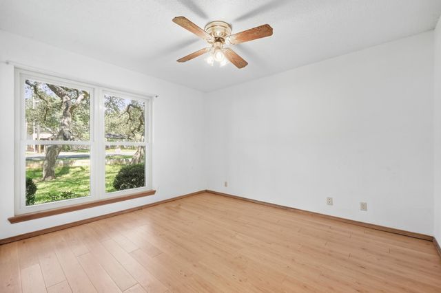810 Pine Siskin DR, Buda, TX 78610