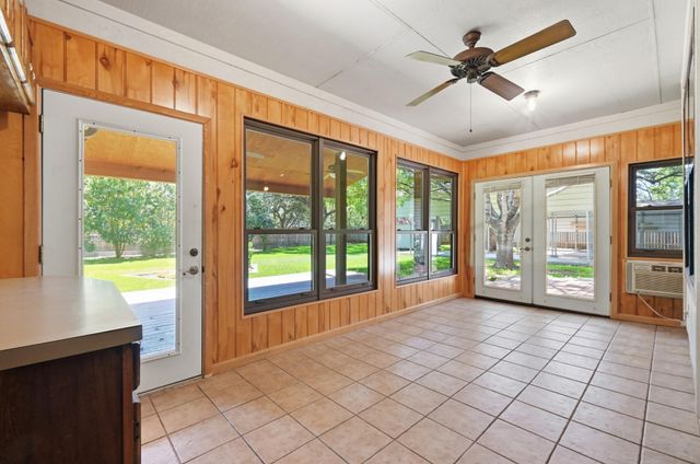 810 Pine Siskin DR, Buda, TX 78610
