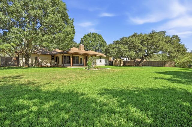 810 Pine Siskin DR, Buda, TX 78610