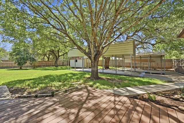 810 Pine Siskin DR, Buda, TX 78610
