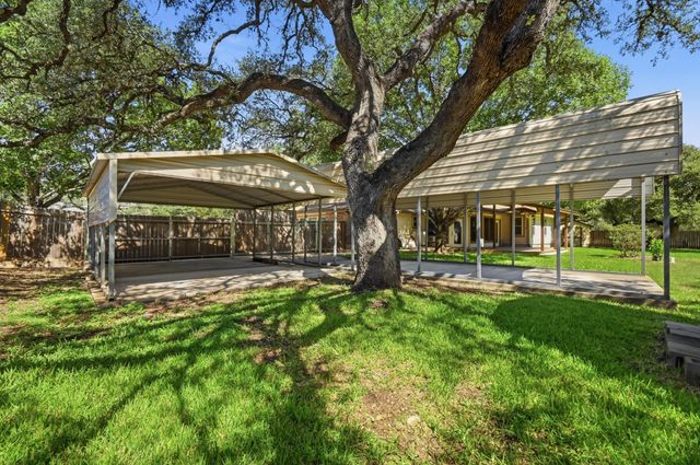 810 Pine Siskin DR, Buda, TX 78610
