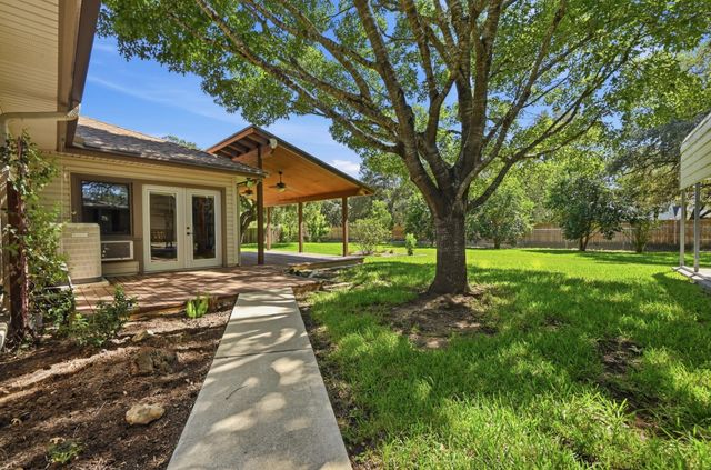 810 Pine Siskin DR, Buda, TX 78610