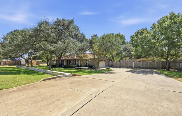 810 Pine Siskin DR, Buda, TX 78610