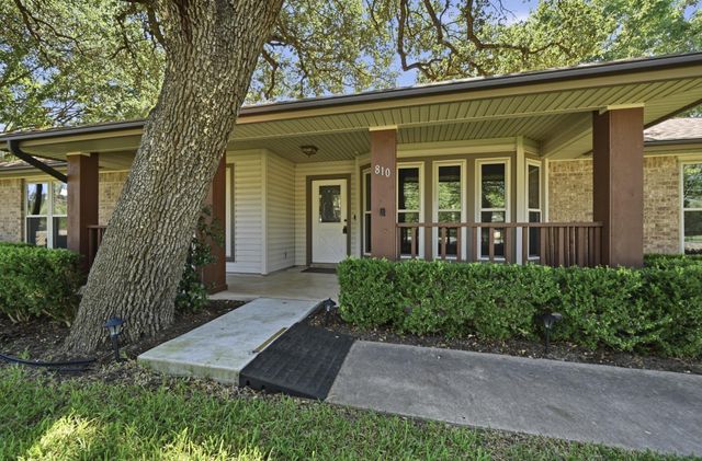 810 Pine Siskin DR, Buda, TX 78610