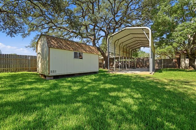 810 Pine Siskin DR, Buda, TX 78610