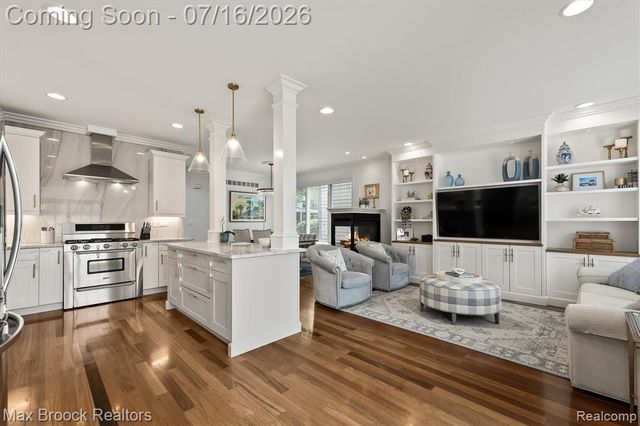 1045 Bennaville Avenue, Birmingham, MI 48009