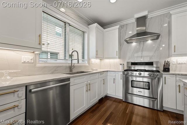 1045 Bennaville Avenue, Birmingham, MI 48009