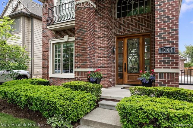 1045 Bennaville Avenue, Birmingham, MI 48009