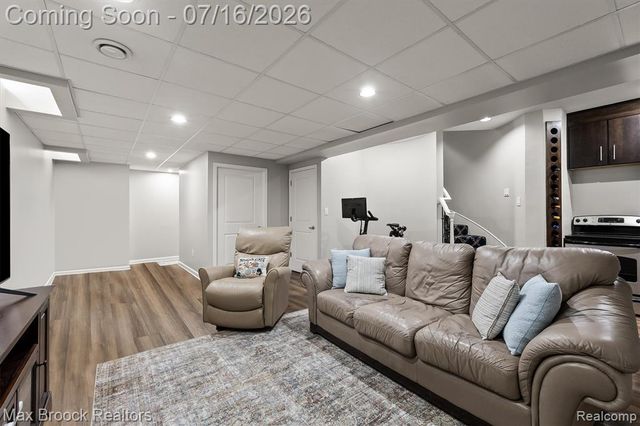 1045 Bennaville Avenue, Birmingham, MI 48009