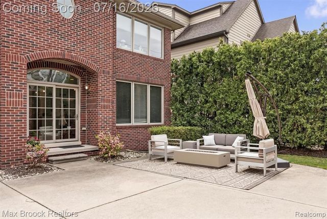 1045 Bennaville Avenue, Birmingham, MI 48009