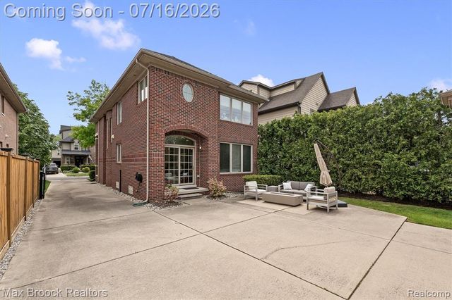 1045 Bennaville Avenue, Birmingham, MI 48009