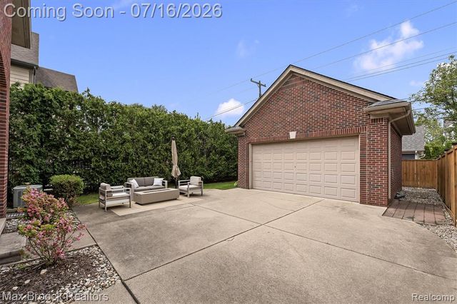 1045 Bennaville Avenue, Birmingham, MI 48009