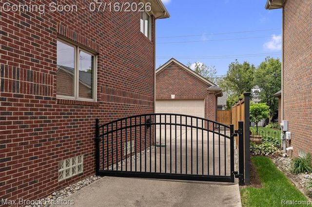 1045 Bennaville Avenue, Birmingham, MI 48009