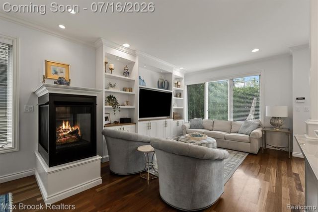 1045 Bennaville Avenue, Birmingham, MI 48009