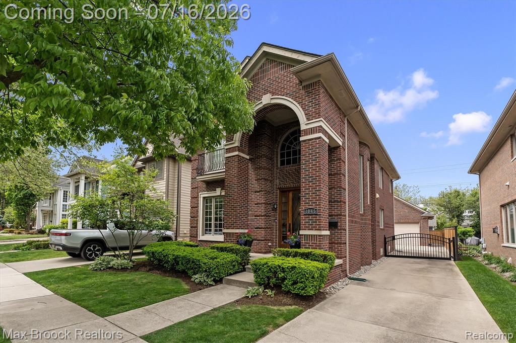 1045 Bennaville Avenue, Birmingham, MI 48009