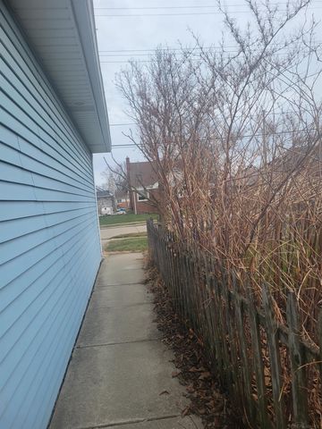 22472 Maple Street, Saint Clair Shores, MI 48081