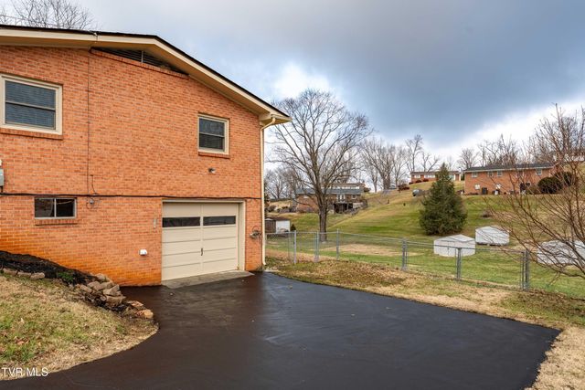 325 Polaris Drive, Bluff City, TN 37618