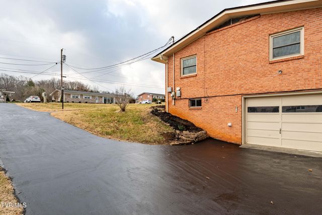 325 Polaris Drive, Bluff City, TN 37618