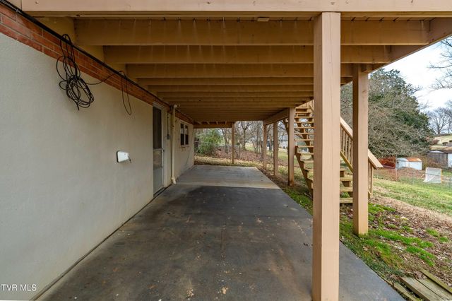 325 Polaris Drive, Bluff City, TN 37618