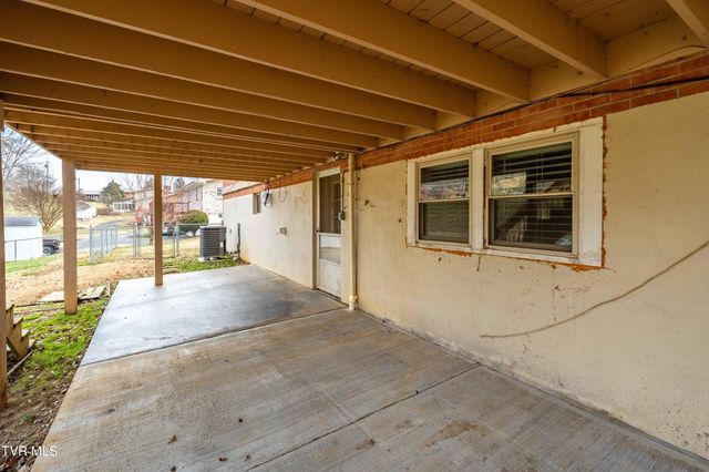 325 Polaris Drive, Bluff City, TN 37618