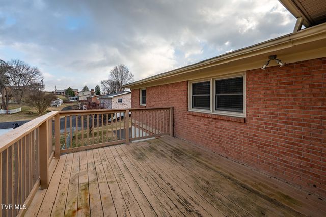 325 Polaris Drive, Bluff City, TN 37618