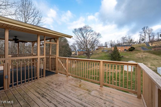 325 Polaris Drive, Bluff City, TN 37618