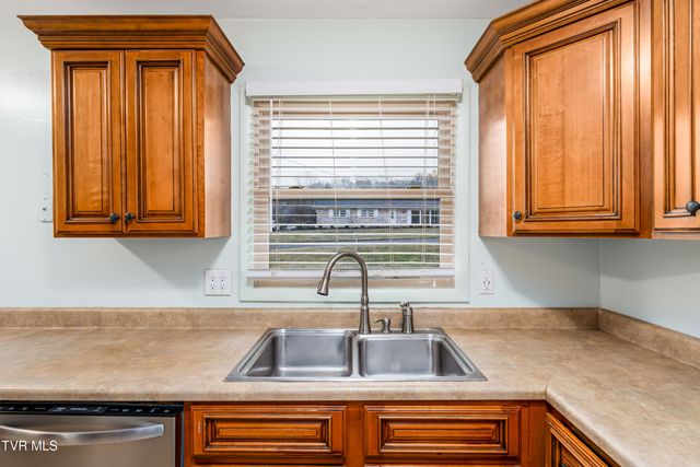 325 Polaris Drive, Bluff City, TN 37618