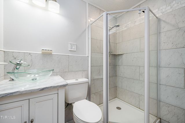 325 Polaris Drive, Bluff City, TN 37618