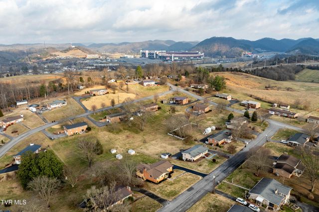 325 Polaris Drive, Bluff City, TN 37618