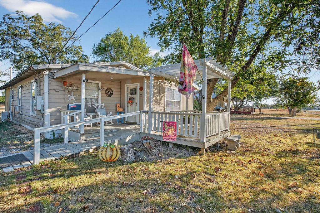 1309 Blackjack ST, Lockhart, TX 78644
