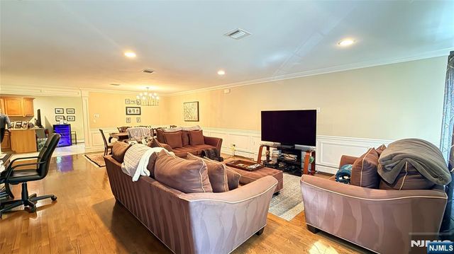 29 Skymark Court, Upper Saddle River, NJ 07458