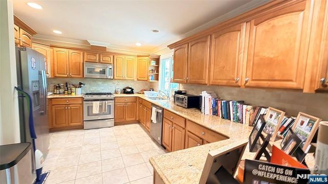 29 Skymark Court, Upper Saddle River, NJ 07458