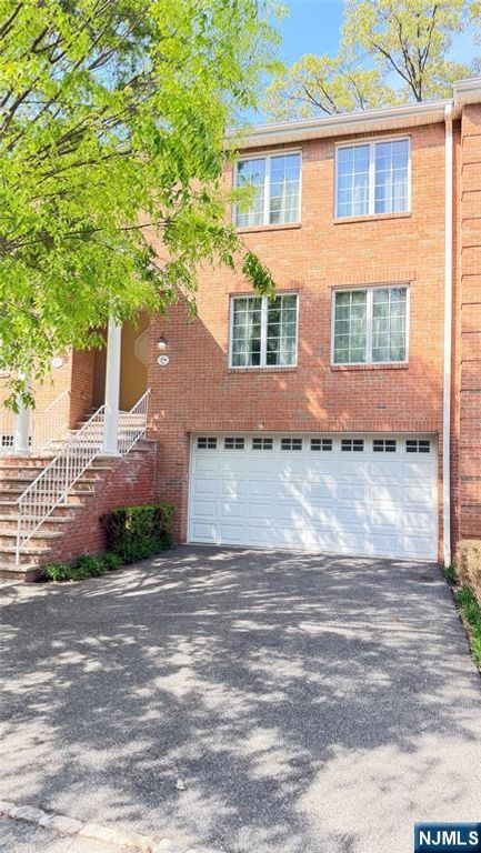 29 Skymark Court, Upper Saddle River, NJ 07458