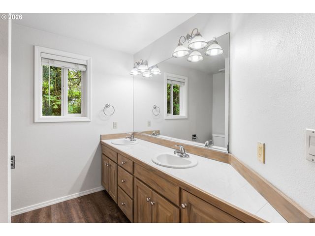453 E STONECREEK Dr, La Center, WA 98629