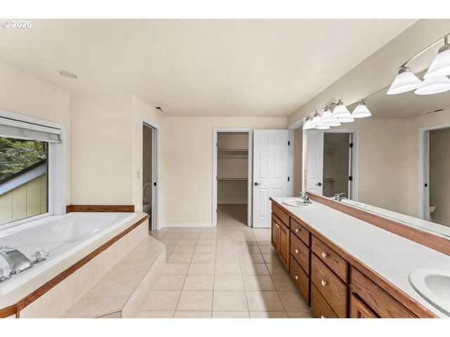 453 E STONECREEK Dr, La Center, WA 98629