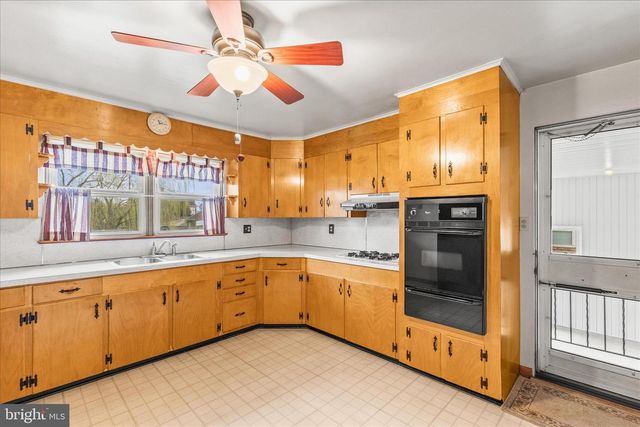 566 BAER AVE, Hanover, PA 17331