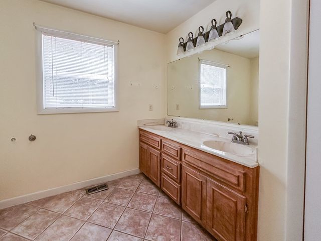 305 N Hillcrest St, Geneva, AL 36340