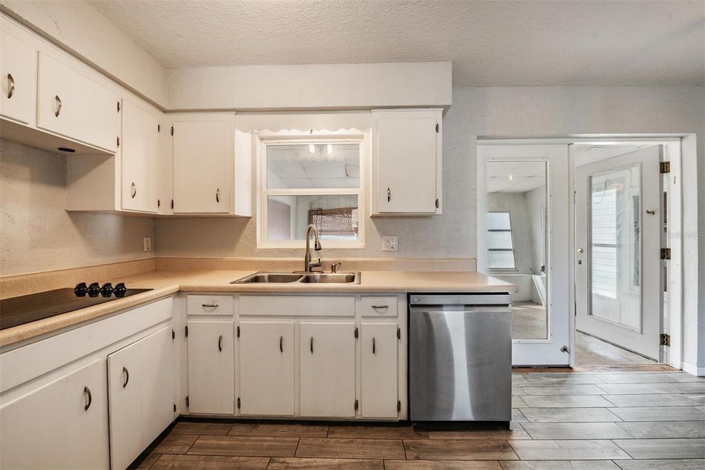 Image 16 of property listing at 5744 58TH AVENUE N, St Petersburg, FL 33709