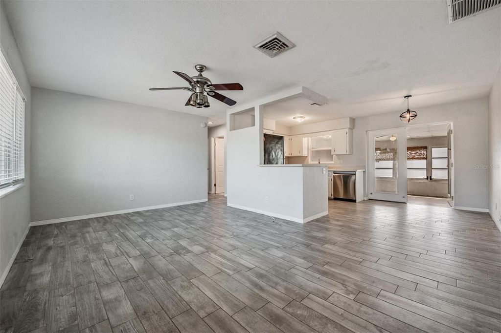 Image 5 of property listing at 5744 58TH AVENUE N, St Petersburg, FL 33709