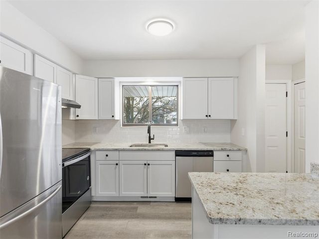 25927 New Forest Court, New Baltimore, MI 48051